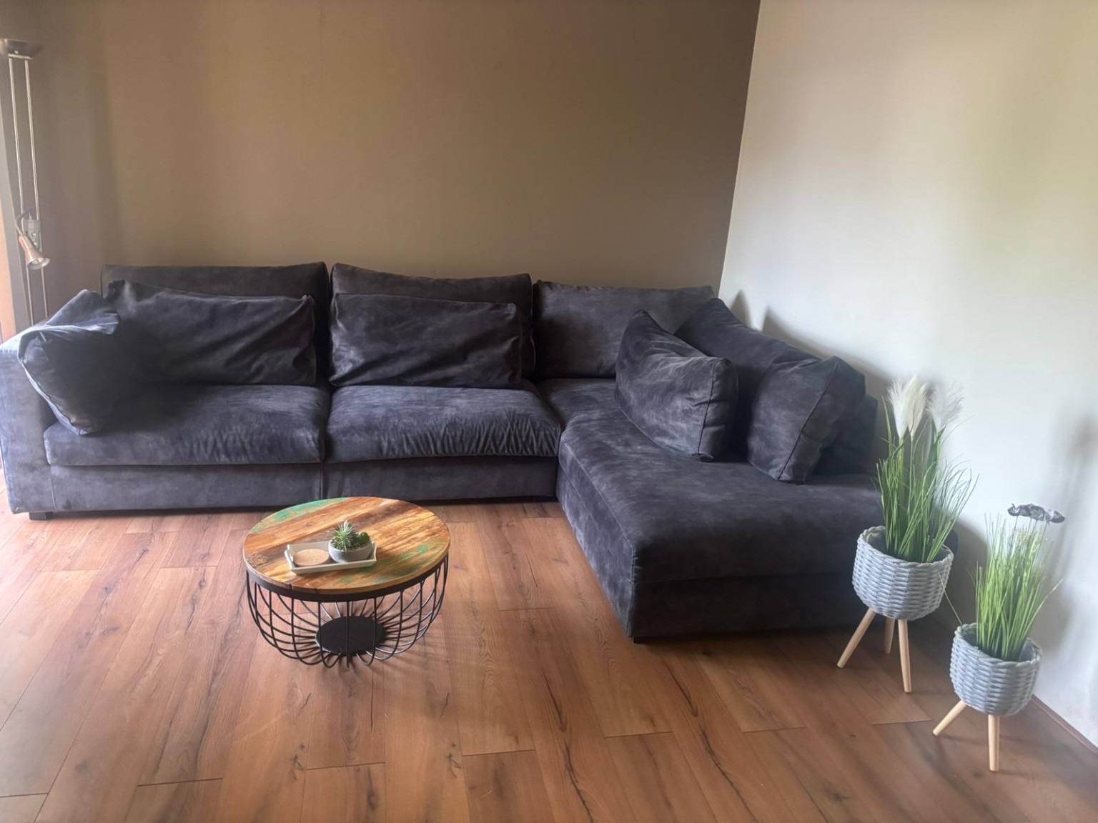 Gezellige woonkamer met hoekbank